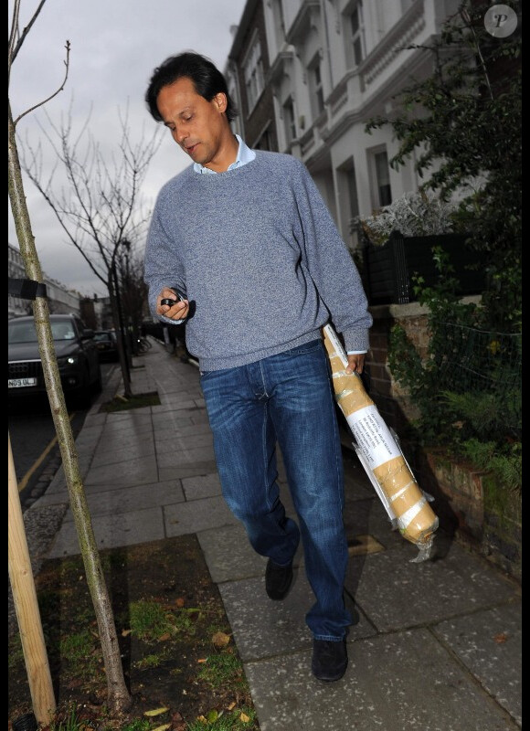 Arun Nayar devant son domicile à Londres le 15 décembre 2010
 
