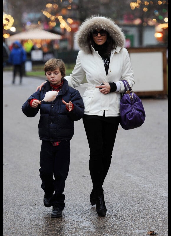 Elizabeth Hurley et son fils Damian à Hyde Park à Londres le 16 décembre 2010