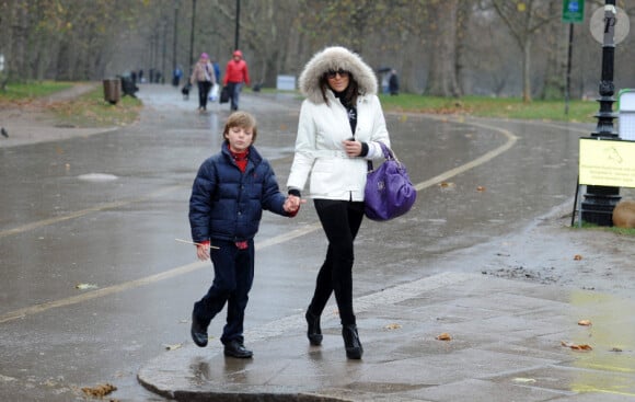 Elizabeth Hurley et son fils Damian à Hyde Park à Londres le 16 décembre 2010