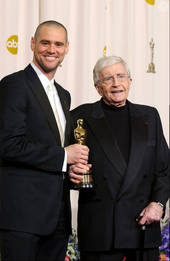Blake Edwards, après son Oscar en 2004. Jim Carrey pose avec lui.