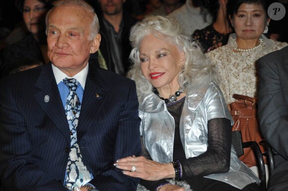 Du 17 au 20 décembre 2010, l'artiste brésilien résidant à Miami Romero Britto présente d'étonnants portraits au Carrousel du Louvre. Buzz Aldrin et son épouse Lois étaient au vernissage le 16 décembre.
