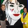 Du 17 au 20 décembre 2010, l'artiste brésilien résidant à Miami Romero Britto, ici avec Farah Diba, présente d'étonnants portraits au Carrousel du Louvre.