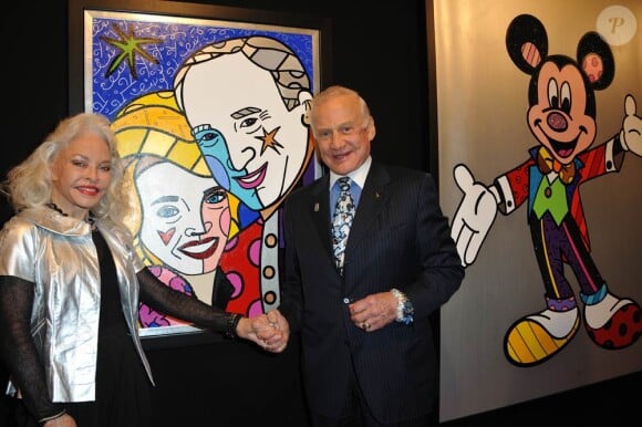 Du 17 au 20 décembre 2010, l'artiste brésilien résidant à Miami Romero Britto présente d'étonnants portraits au Carrousel du Louvre. Buzz Aldrin et sa femme Lois devant leur portrait.