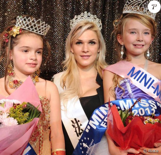 Election de mini-Miss France 2011 : Oceane Scharre est la grande gagnante, ici avec sa dauphine et... Caroline Boutier de Dilemme ! (19 décembre 2010 à Paris)