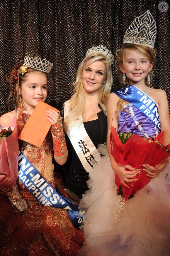 Election de mini-Miss France 2011 : Oceane Scharre est la grande gagnante ! Ici avec sa dauphine et Caroline Boutier de Dilemme (19 décembre 2010 à Paris)
