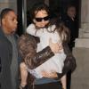 Tom Cruise et Katie Holmes arrivent à l'hôtel Plaza avec leur fille Suri, court vêtue par -4°C, lundi 20 décembre, à New York.