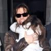 Tom Cruise et Katie Holmes arrivent à l'hôtel Plaza avec leur fille Suri, court vêtue par -4°C, lundi 20 décembre, à New York.