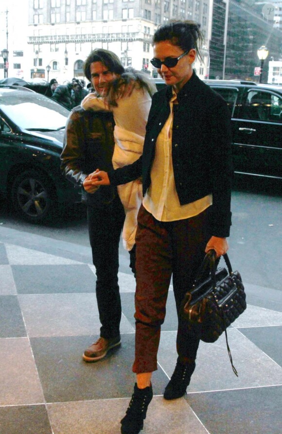 Tom Cruise et Katie Holmes quittent l'hôtel Plaza avec leur fille Suri, court vêtue par -4°C, lundi 20 décembre, à New York.