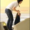 Préparation pour une séance de bowling pour la famille Garner- Affleck... mais sans Ben ! (20 décembre 2010 à Santa Monica)