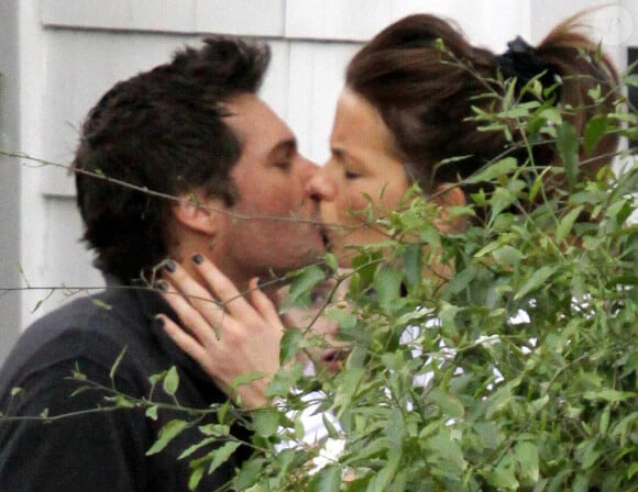 Kate Beckinsale, très tendre avec son mari, à Los Angeles le 12 décembre 2010