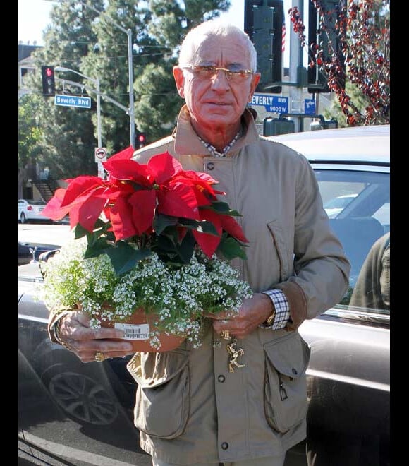 Frédéric von Anhalt achète une plante à Zsa Zsa Gabor en novembre 2010 à Los Angeles