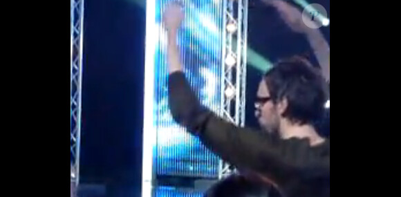 Lors des castings à Lyon, Christophe Willem met le feu au public grâce au tube des Black Eyed Peas, I gotta feeling.