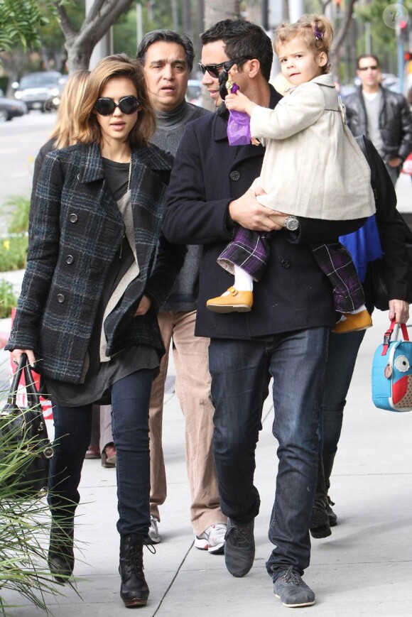Jessica Alba a pris un petit déjeuner avec son mari Cash Warren et leur adorable Honor à Beverly Hills le 26 décembre 2010