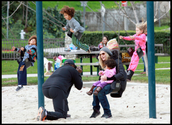 Heidi Klum, Seal et leurs enfants dans un parc de Beverly Hills le 26 décembre 2010