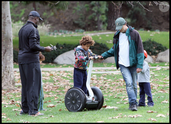 Heidi Klum, Seal et leurs enfants dans un parc de Beverly Hills le 26 décembre 2010 : Seal et Henry, 5 ans