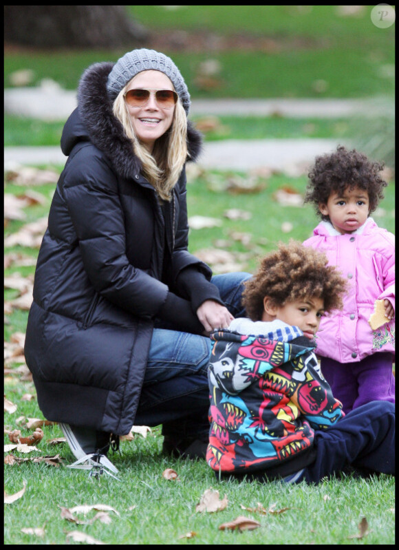 Heidi Klum, Seal et leurs enfants dans un parc de Beverly Hills le 26 décembre 2010 : Heidi s'amuse avec Lou et Henry