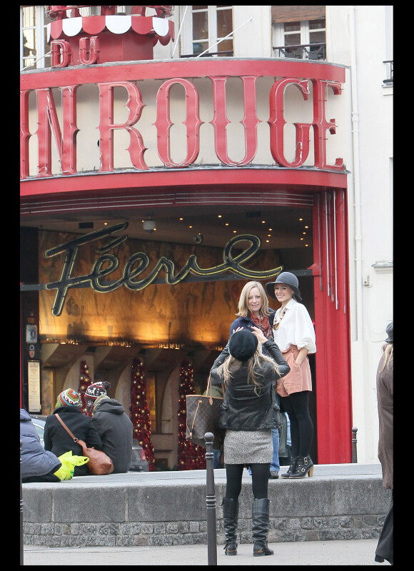 Kristen Bell joue les touristes à Paris, le 15 décembre 2010.