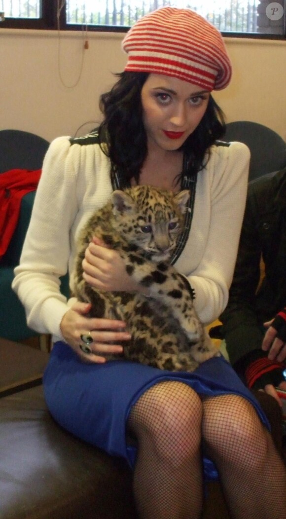 Katy Perry et un bébé léopard en backstage du show Tv de Paul O'Grady, à Londres en 2008