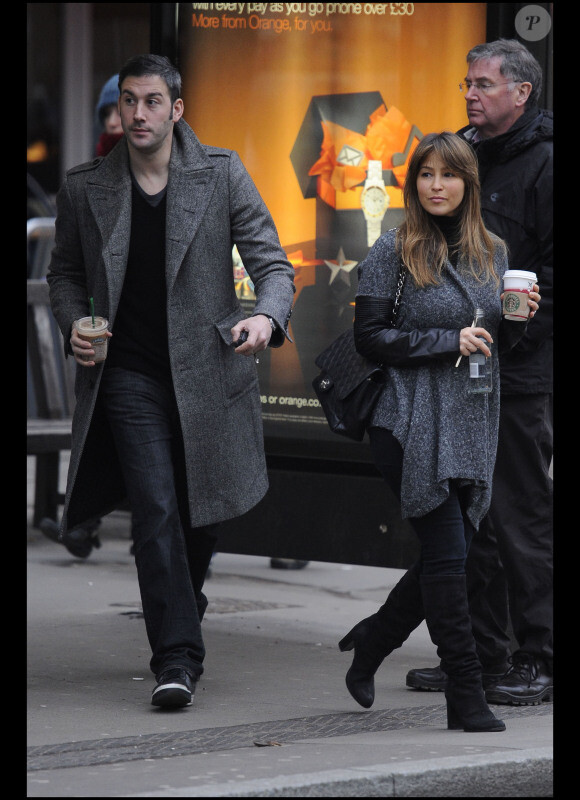 Rachel Stevens et Alex Bourne à Londres. Balade en amoureux sans leur petite Amélie, née en novembre 2010.