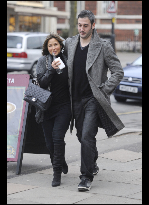 Rachel Stevens et Alex Bourne à Londres. Balade en amoureux sans leur petite Amélie, née en novembre 2010.