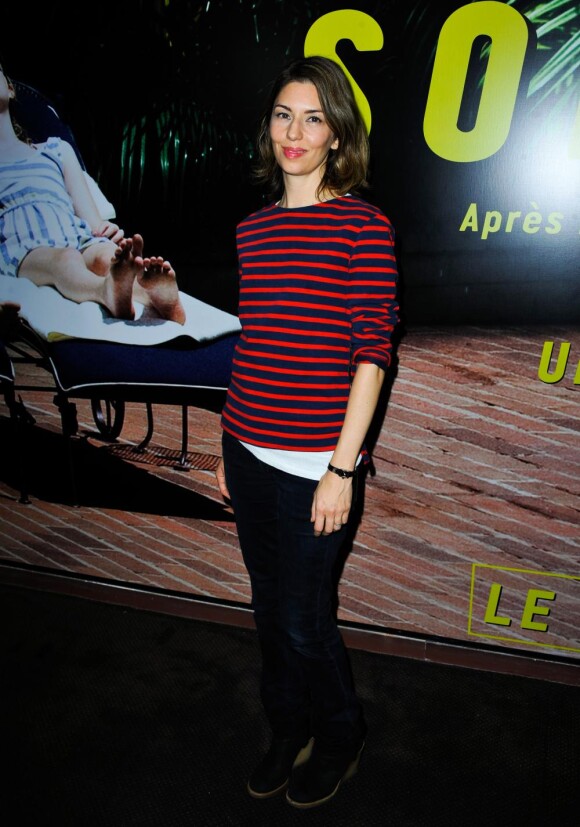 Sofia Coppola cultive son allure garçon manqué avec une marinière, mais n'oublie pas la touche chic avec des boots Louis Vuitton, à la première de Somewhere à Paris, le 4 novembre 2010.