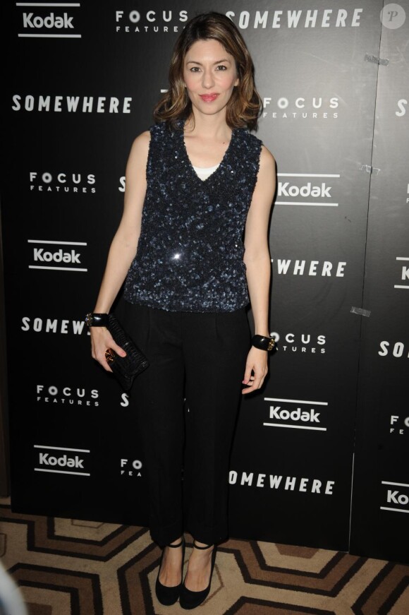 Sofia Coppola est la reine du minimal chic et le transpose sur tapis rouge avec classe à New York le 12 décembre 2010.