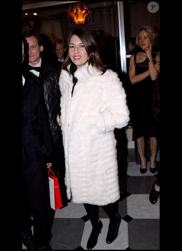 Dans un esprit bourgeoise, Sofia Coppola porte une fourrure blanche à Paris le 25 janvier 2007.