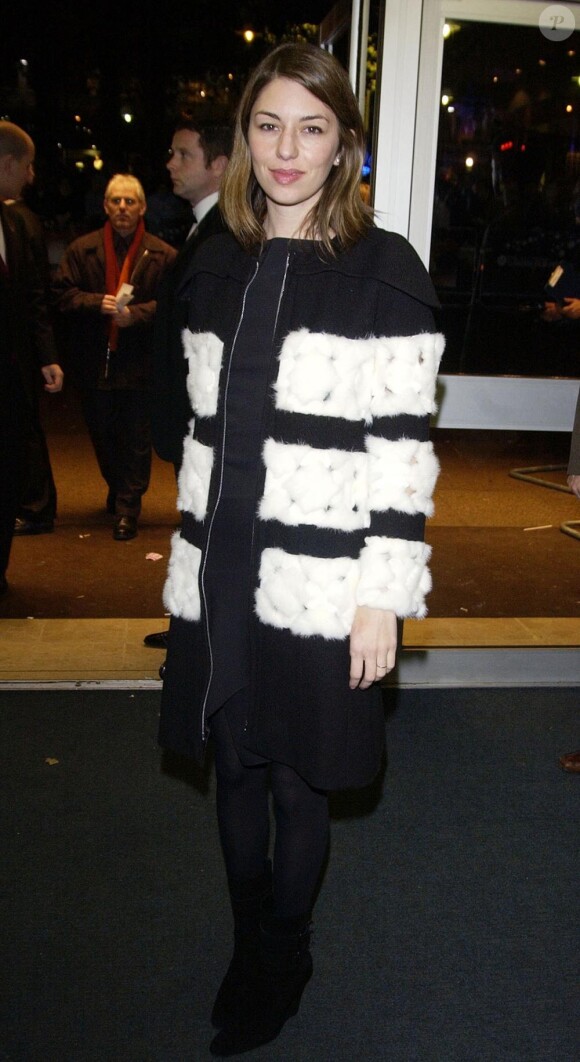 Sofia Coppola dynamise sa fourrure avec une version blanche et noire à Londres le 28 octobre 2003.
