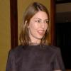 Sofia Coppola illumine sa robe stricte avec un sourire craquant à Los Angeles, le 4 février 2004.