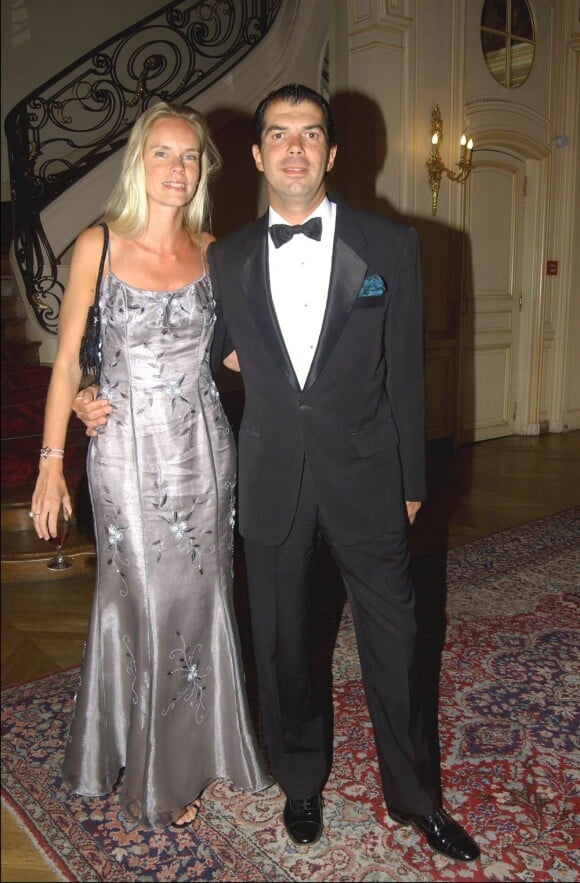 Avec son ami le comte Gil de Bezimont, le prince Charles-Emmanuel de Bourbon-Parme (photo : en 2004 avec sa femme) se lance dans le business juteux du préservatif, avec The Original Condom, une marque qui joue la carte du luxe !