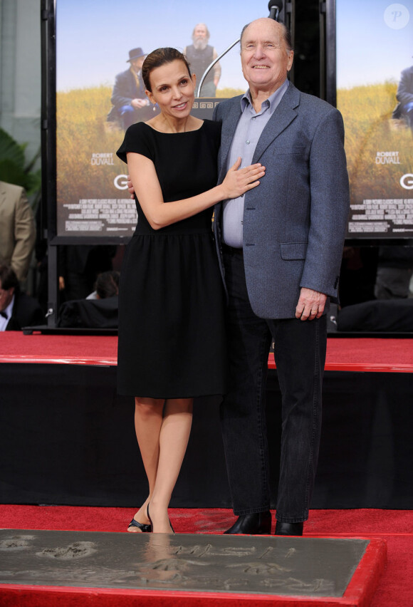 Robert Duvall, honoré devant le Grauman's Chinese Theater à Los Angeles le 5 janvier 2011. Il est aux anges avec sa bien-aimée, Luciana Pedraza
