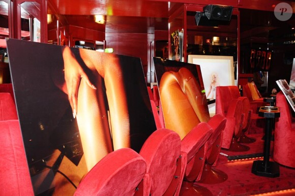 Vente aux enchères consacrée au Glamour'Art et à l'esprit Pin-up du magazine Lui et des couvertures sexy des romans de Gérard de Villiers (SAS) au Crazy Horse à Paris le 23 janvier 2011