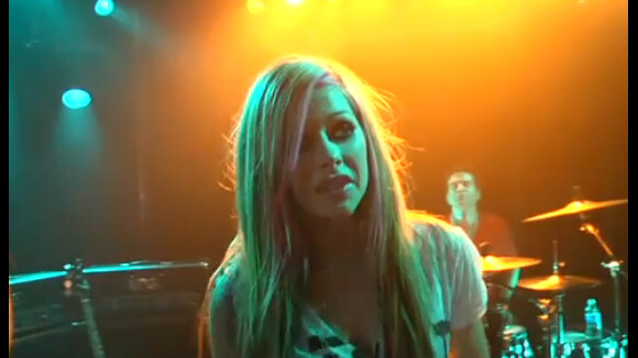 Avril Lavigne : Entrez dans les coulisses du tournage de son clip très rock !