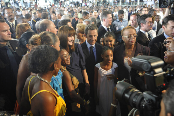Carla Bruni et Nicolas Sarkozy en visite officielle en Guadeloupe le 8 janvier 2011 : bain de foule au programme
