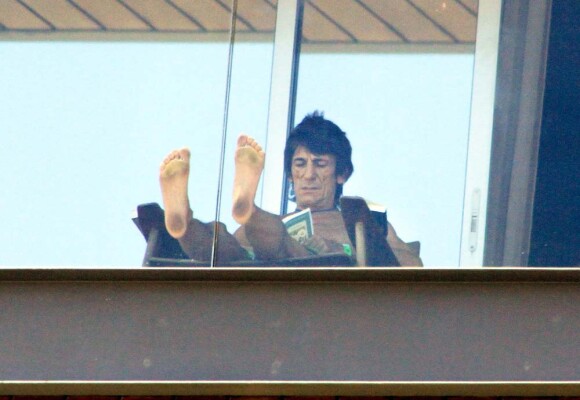Ronnie Wood sur le balcon de sa chambre d'hôtel de Rio de Janeiro, le 9 janvier 2010
