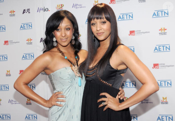 Tia Mowry et sa soeur jumelle Tamera posent lors d'une soirée en mai 2010 à New York