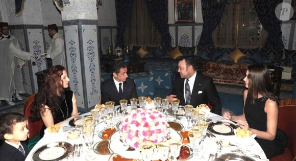 Nicolas Sarkozy et Carla Bruni aux côtés de Mohammed VI en décembre 2009.