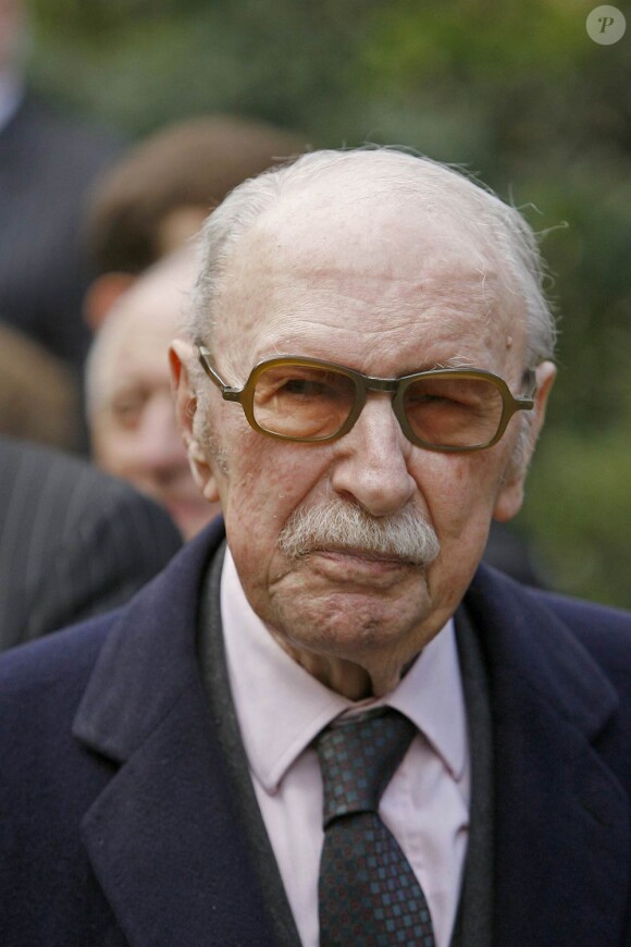 Jean Dutourd est mort à 91 ans, à Paris, le 17 janvier 2011.