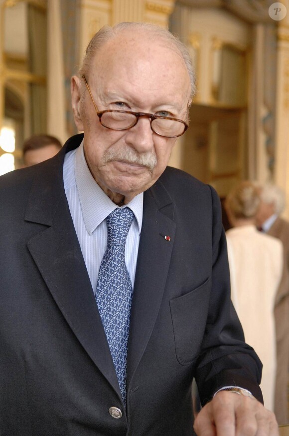 Jean Dutourd est mort à 91 ans, à Paris, le 17 janvier 2011.