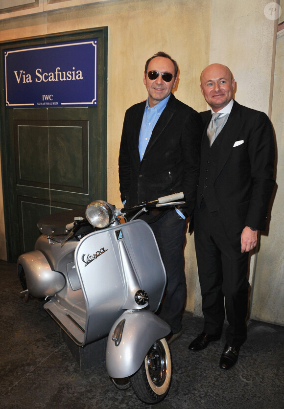Kevin Spacey et Georges Kern, président d'IWC, lors du lancement de la collection Portofino de la marque IWC présentée au 21e Salon de la Haute Horlogerie de Genève, le 18 janvier 2011