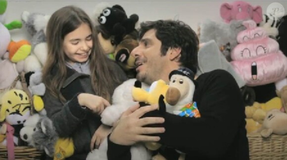 Patrick Fiori, papa à la ville depuis 2009, se glisse dans la peau d'un père célibataire pour le clip du single-titre de son dernier album, L'Instinct Masculin.