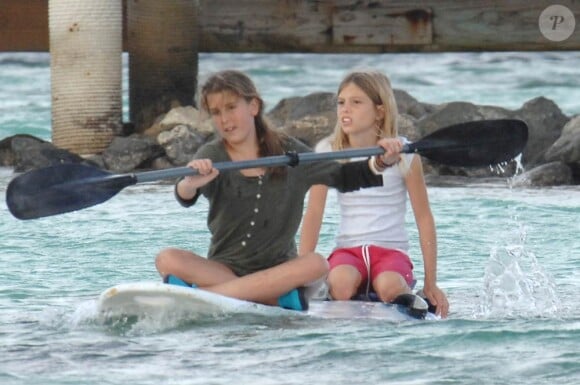 Julio Iglesias et son épouse Miranda passent de douces vacances à Punta Cana, en République Dominicaine. Leurs enfants sont ravis de faire des jeux aquatiques ! Janvier 2011