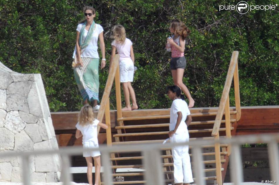 Julio Iglesias et son épouse Miranda passent de douces vacances à Punta