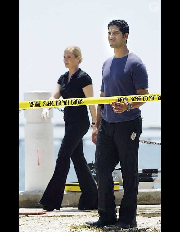 Emily Procter et Adam Rodriguez sur le plateau de la série Les Experts: Miami en avril 2006