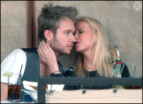 Tara Reid et son ami Michael Lillelund déjeunent amoureusement avant de se balader à Beverly Hills le 17 janvier 2011
