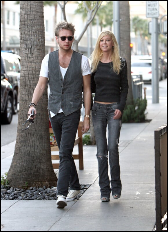 Tara Reid et son ami Michael Lillelund déjeunent amoureusement avant de se balader à Beverly Hills le 17 janvier 2011