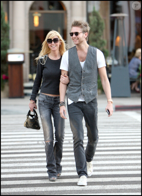 Tara Reid et son ami Michael Lillelund déjeunent amoureusement avant de se balader à Beverly Hills le 17 janvier 2011