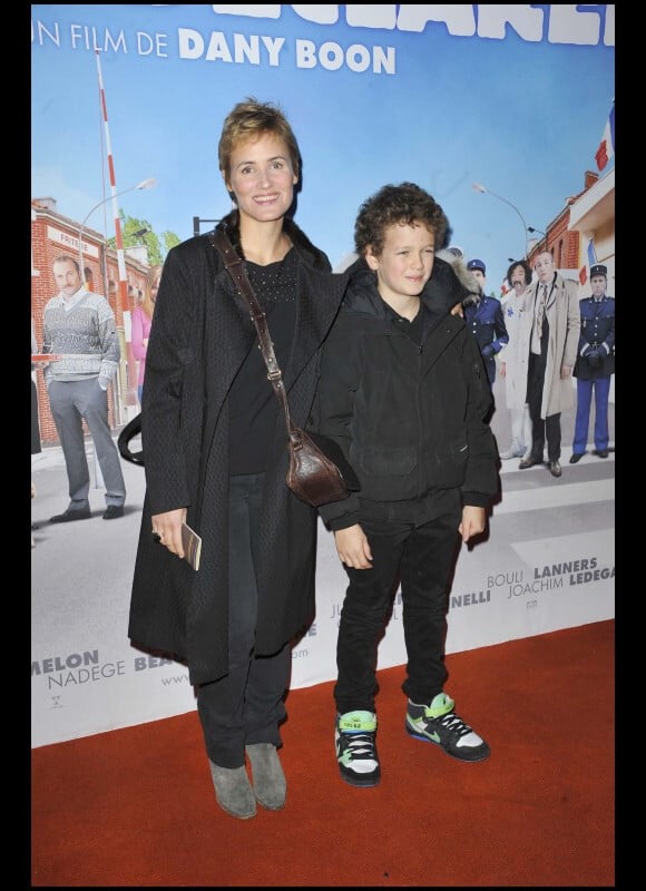 Judith Godrèche et son fils Noé lors de l'avant-première de Rien à déclarer au cinéma Pathé d'Ivry-sur-Seine le 24 janvier 2011