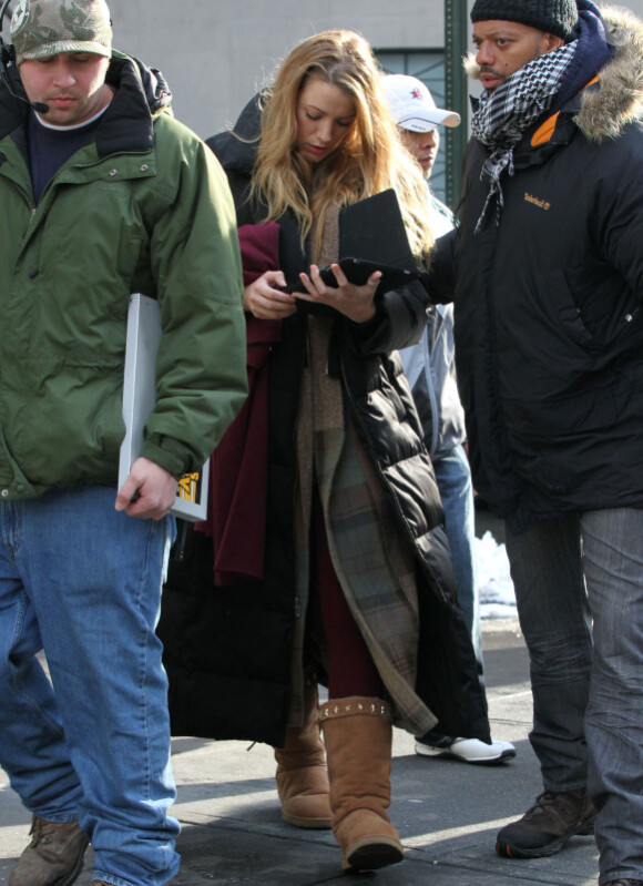 Blake Lively sur le tournage de Gossip Girl, et qui jette un dernier coup d'oeil à son iPad. Le 25 janvier 2011