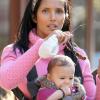 Padma Lakshmi et sa fille Krishna en novembre 2010